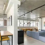 Studio Bem Localizado Com Uma Bela Vista Noturna
