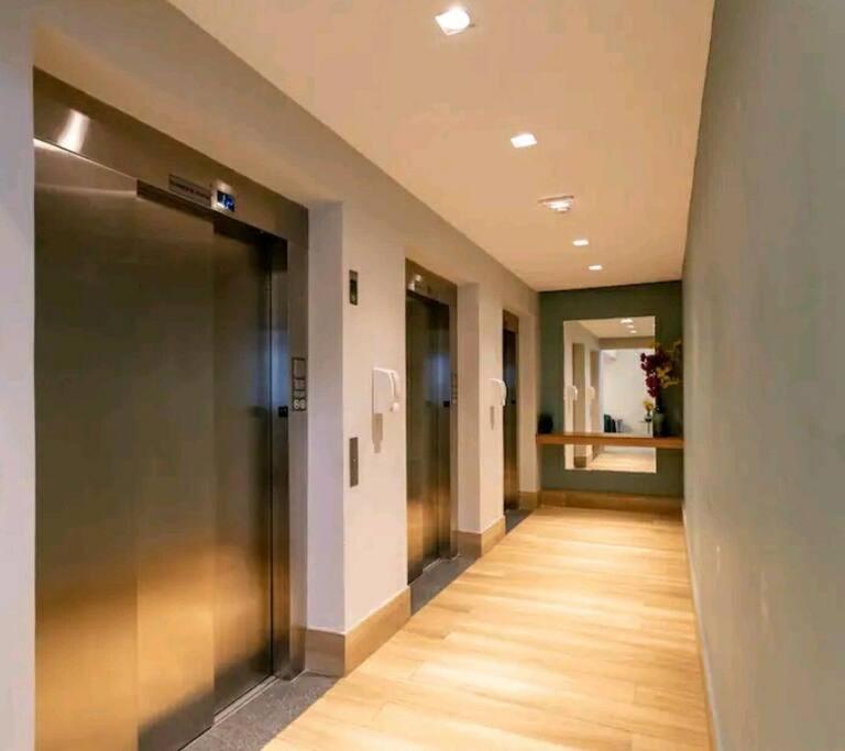 Bem Localizado Com Uma Bela Vista Noturna Apartamento
