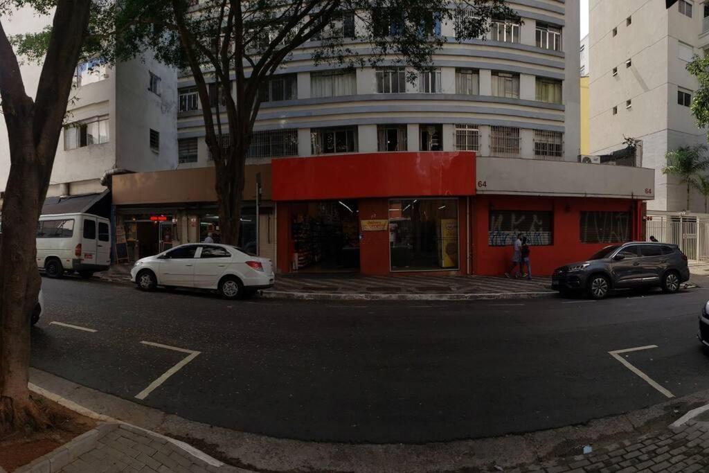 Bem Localizado Com Uma Bela Vista Noturna Apartamento