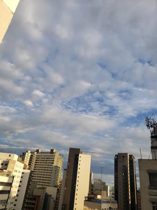 Bem Localizado Com Uma Bela Vista Noturna *