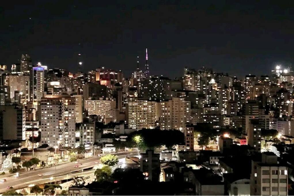 Bem Localizado Com Uma Bela Vista Noturna