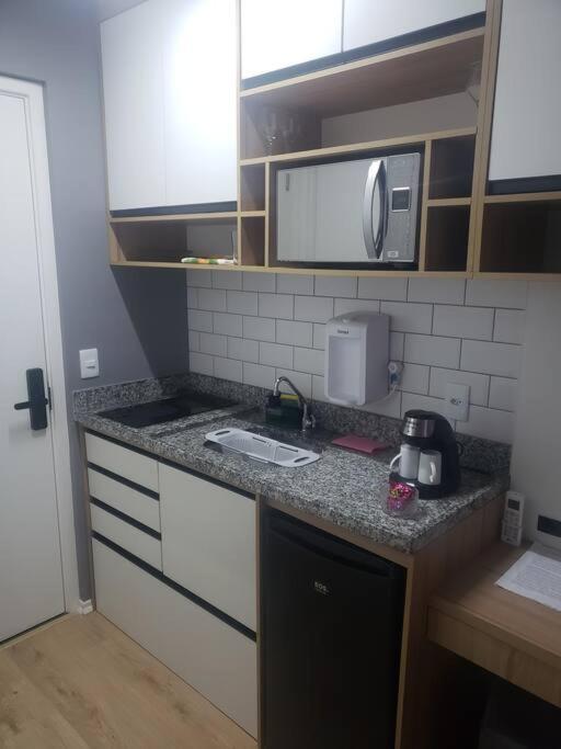 Bem Localizado Com Uma Bela Vista Noturna Apartamento *