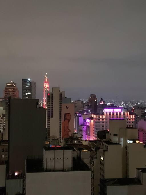 Bem Localizado Com Uma Bela Vista Noturna Apartamento