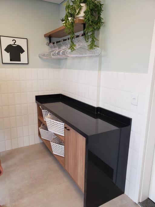 Bem Localizado Com Uma Bela Vista Noturna Apartamento *