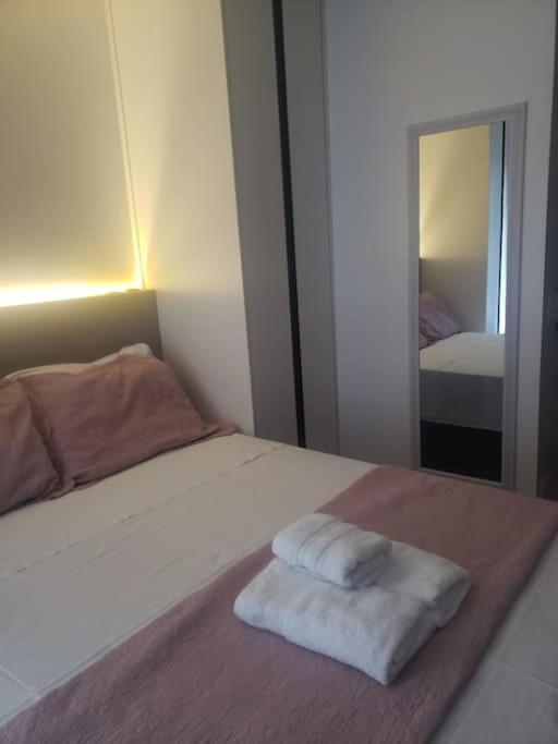 Bem Localizado Com Uma Bela Vista Noturna Apartamento